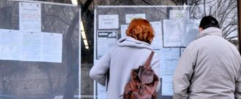 Dos personas consultan las ofertas de empleo en la oficina del Inem de Segovia capital. / kamarero