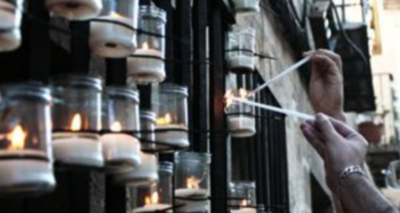 Al principio de la noche diversas personas encendían las velas para dar luz a las calles de la Villa de Pedraza. Los vecinos del pueblo colaboraron alumbrando las ventanas de sus casas. / Lara Mazagat