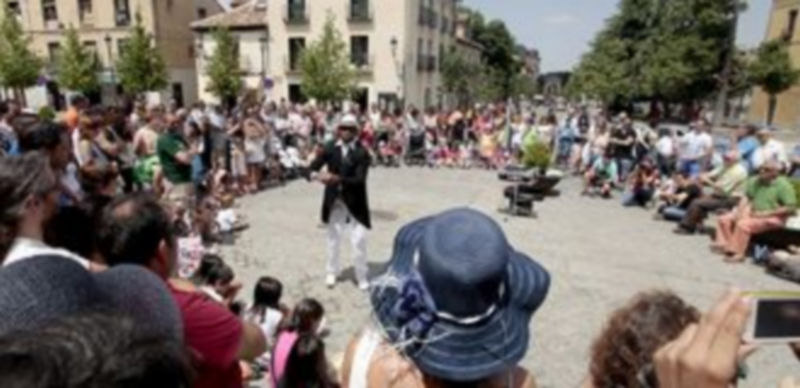 Plaza de los Dolores llena de todo tipo de público en uno de los espectáculos de magia celebrado ayer a pie de calle en La Granja. / Lara Mazagatos.
