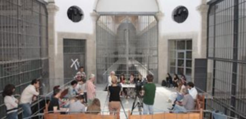 La rueda de prensa se celebró bajo la bóveda de la prisión