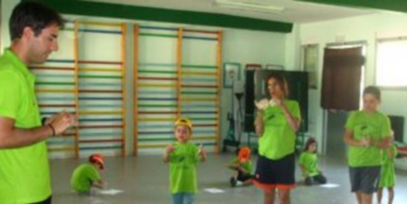 El gimnasio del CEIP Eresma acoge algunas de las actividades del campamento urbano. / L. Rodríguez