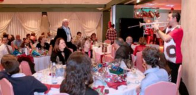 Imagen de una cena con fiesta de cotillón celebrada la pasada Nochevieja en un establecimiento segoviano. / M. Galindo