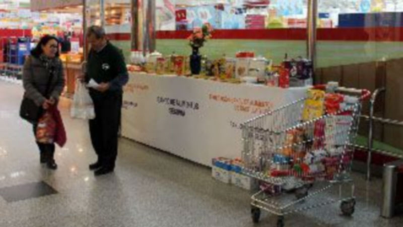 Un voluntario del Banco de Alimentos recoge una de las donaciones realizadas ayer. / M.G.