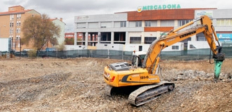 La nueva instalación comercial se contruye ante la fachada del supermercado inaugurado en mayo de 2003. / M. Galindo