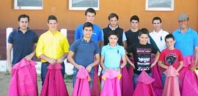 Los ocho alumnos de la escuela taurina de Valsaín junto a Emilio de Frutos y Roberto Berrocal. / Pablo Pastor