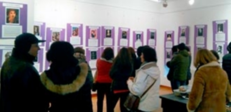 En el Ayuntamiento de Riaza se inauguró la exposición ‘La importancia de las mujeres en la historia’. / El Adelantado