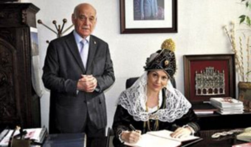 Nuria González, nueva alcaldesa del Centro Castellano y Leonés de Cataluña 1 Nuria González firma en el libro del Centro junto a Félix Calvo