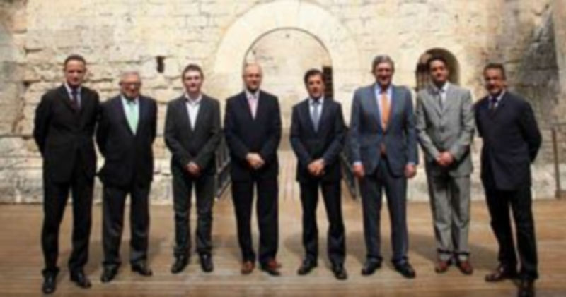 Los galardonados posaron frente a la sede del Museo del Vino. / Ical