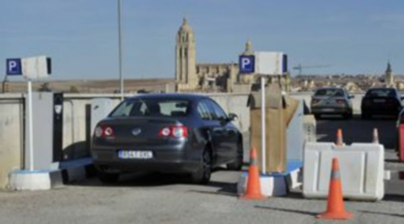 El control de acceso al aparcamiento espera la licencia municipal. / Kamarero