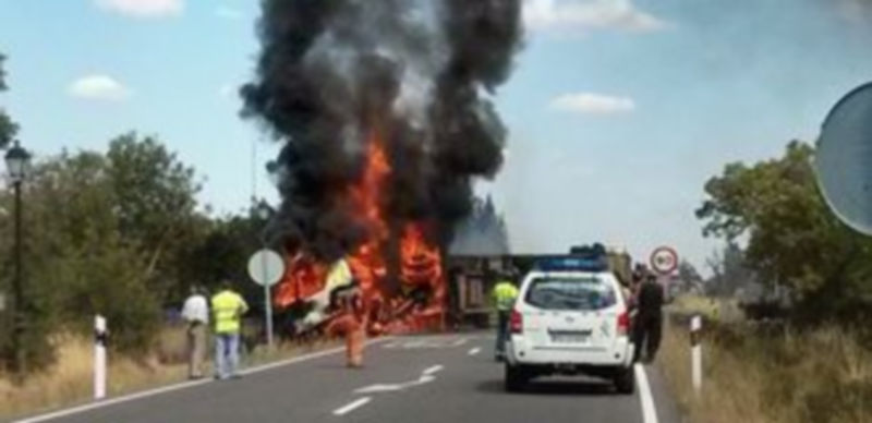Imagen del vehículo incendiado