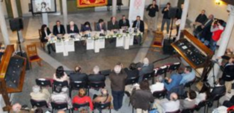 El patio de la Diputación se llenó en la presentación del libro sobre Agapito Marazuela. / Kamarero