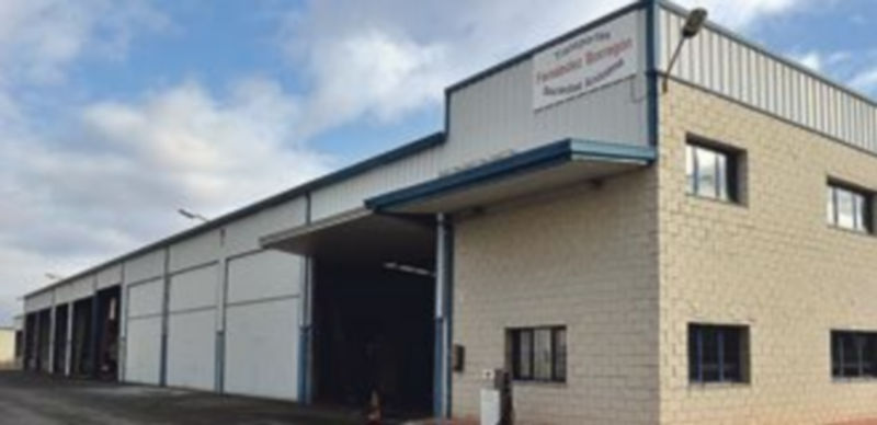 Imagen de los exteriores de Transportes Fernández Borregón S.A en Valverde del Majano. / Kamarero