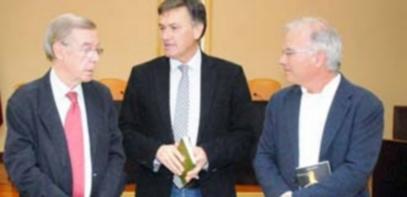Soler (d.) junto al presidente de la Diputación (c.) y de la Academia (i.) / E. A.