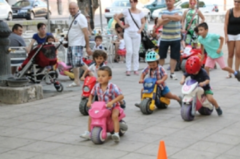 ¡Triciclos a la carrera! 1 Una veintena de niños de entre 2 y 5 años participaron en la III edición de las carreras de tricilos y correpasillos./ C.N.