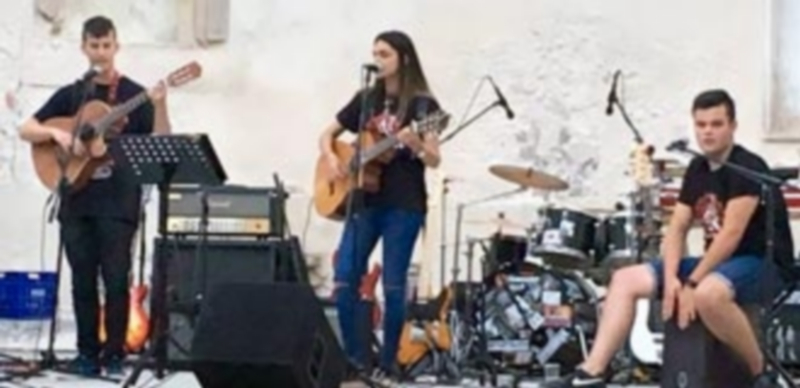 El grupo local Efecto Bumerán en su actuación en Cegafest. / eA