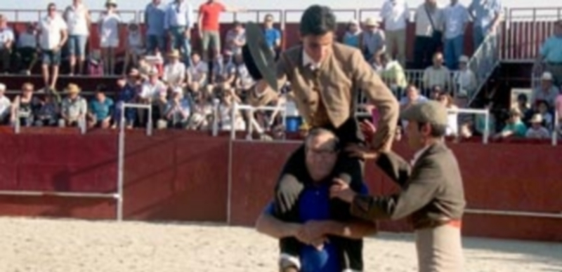 Jaramillo salió de la plaza en hombros. / PABLO PASTOR