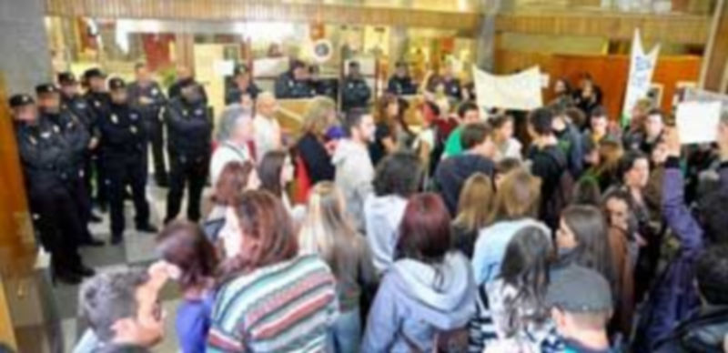 Imagen de la jornada de la huelga general en la que los manifestantes entraron en la sede de Bankia. / A. Benavente