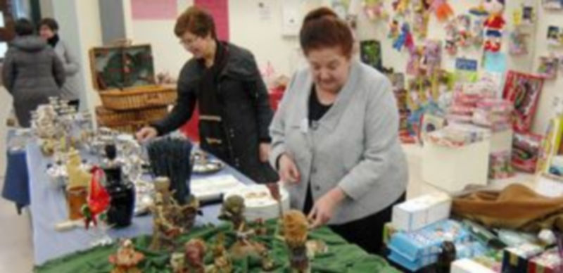 En el Rastrillo Solidario pueden encontrarse desde candelabros