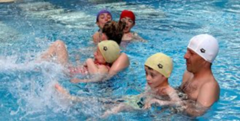 Los niños se divierten en la piscina durante una de las sesiones./A BENAVENTE