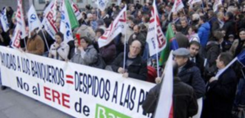 Los empleados que salieron ayer de nuevo a la calle volvieron a rechazar el ERE que plantea la dirección de Bankia. / A. B.