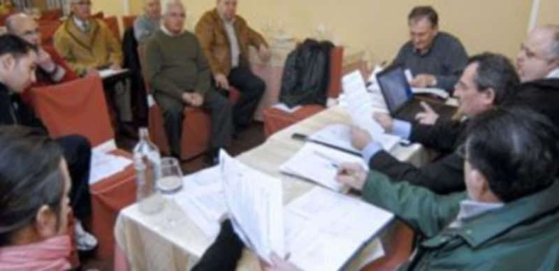 Un momento de la asamblea anual que la Asociación de Camareros celebró ayer por la tarde. / Alberto Benavente