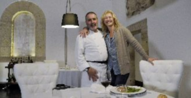 Ana Duato posa junto al jefe de cocina del Hotel Villena