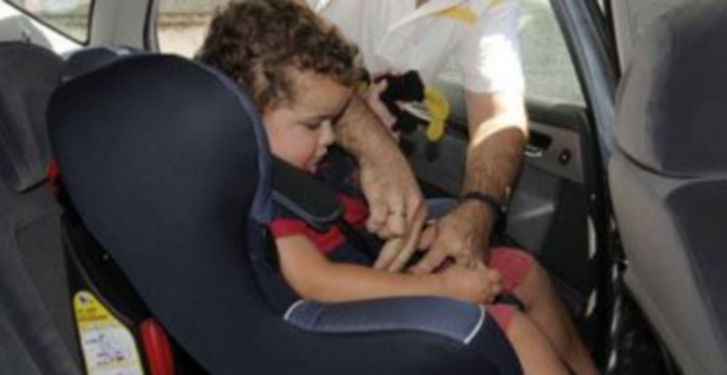 Las autoridades aconsejan el uso de los sistemas de retención infantil. / Juan Martín