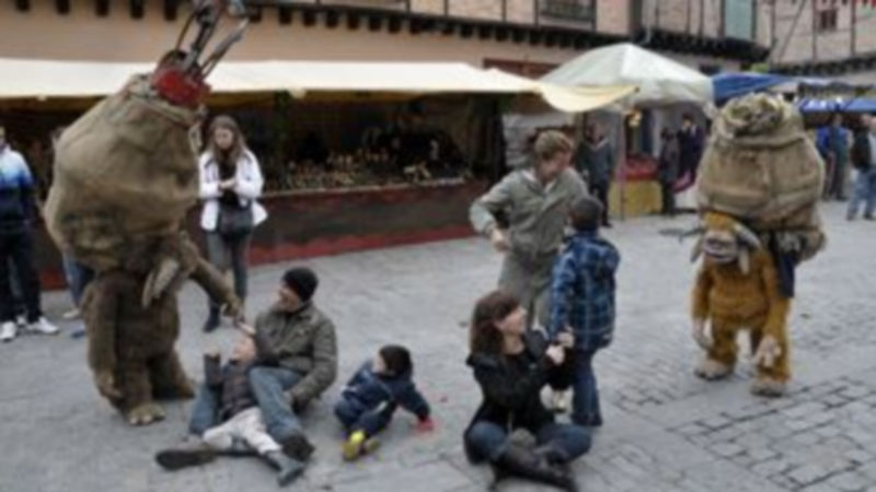 Los espectáculos de calle contribuyeron a dar animación al mercado del arrabal. / Juan Martín