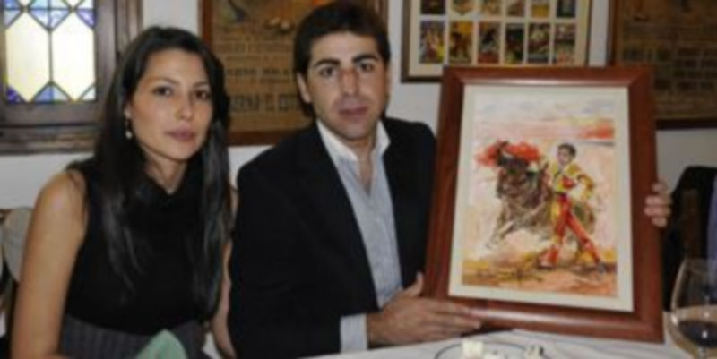 Valverde con su novia Flavia y el óleo de Lope Tablada. / Juan Martín