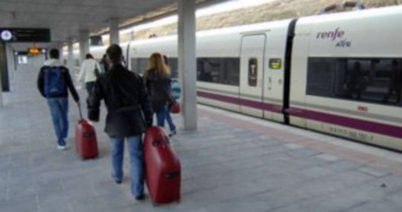 Imagen de archivo de viajeros en la estación Guiomar de Segovia. / Juan Martín