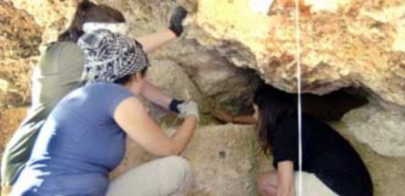 Los voluntarios trabajan en el yacimiento ‘Abrigo del Molino’. / Elena Peña