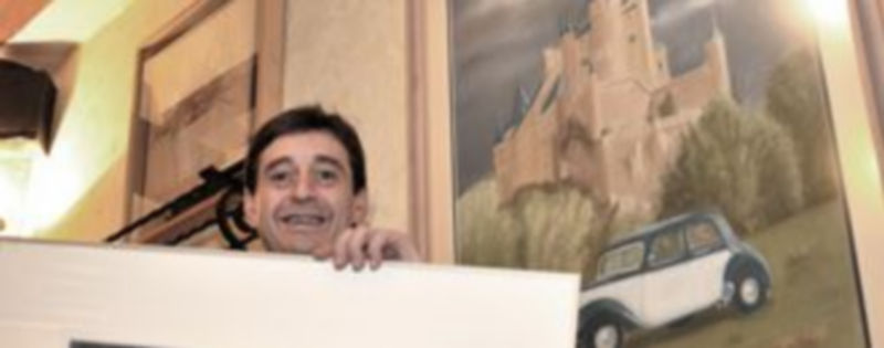 Javier Álvarez sujeta entre sus manos una de las más de treinta obras que expone en el restaurante ‘El Bernardino’./ Kamarero