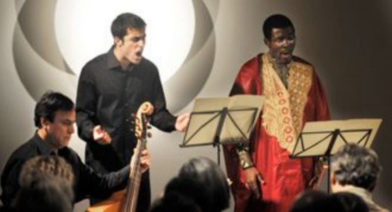 Un momento del concierto; al fondo