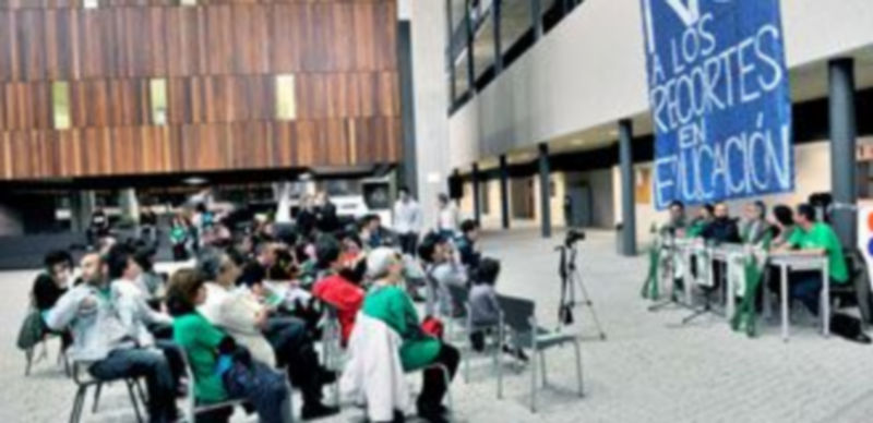 El encierro en el agora comenzó con una asamblea informativa moderada por el vicerrector del campus. / Kamarero