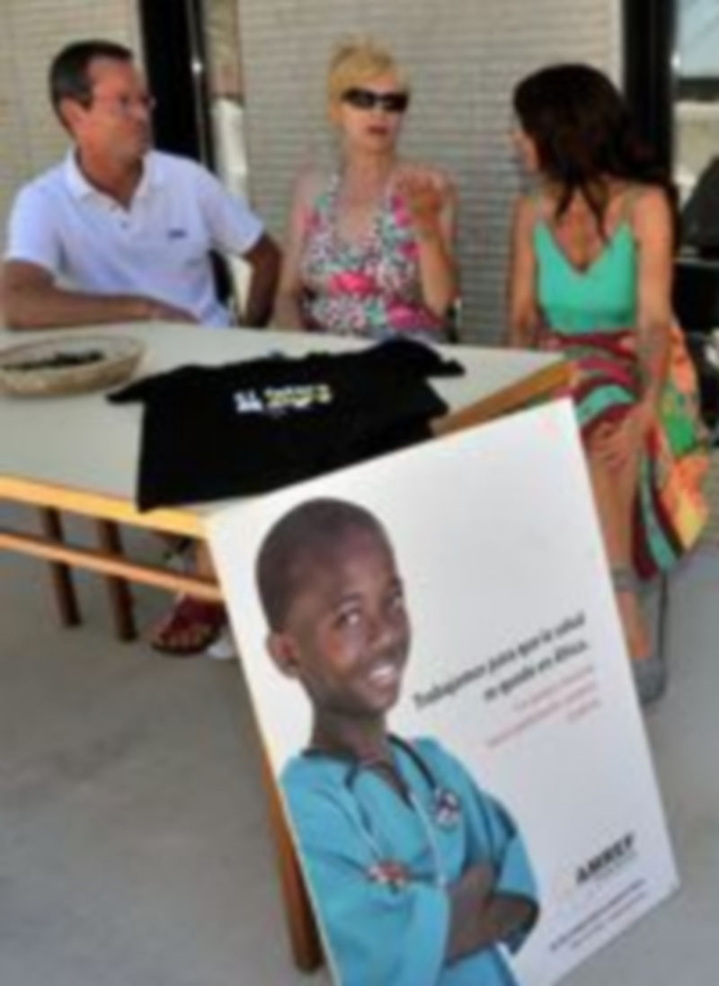 Comienza el concurso de doma clásica a favor de la Fundación AMREF 1 Mesa informativa de la Fundación AMREF Flying Doctors