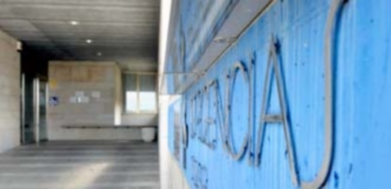 Acceso al servicio de urgencias ubicado en el mismo edificio que el centro de salud del barrio de San Lorenzo. / Juan Martin