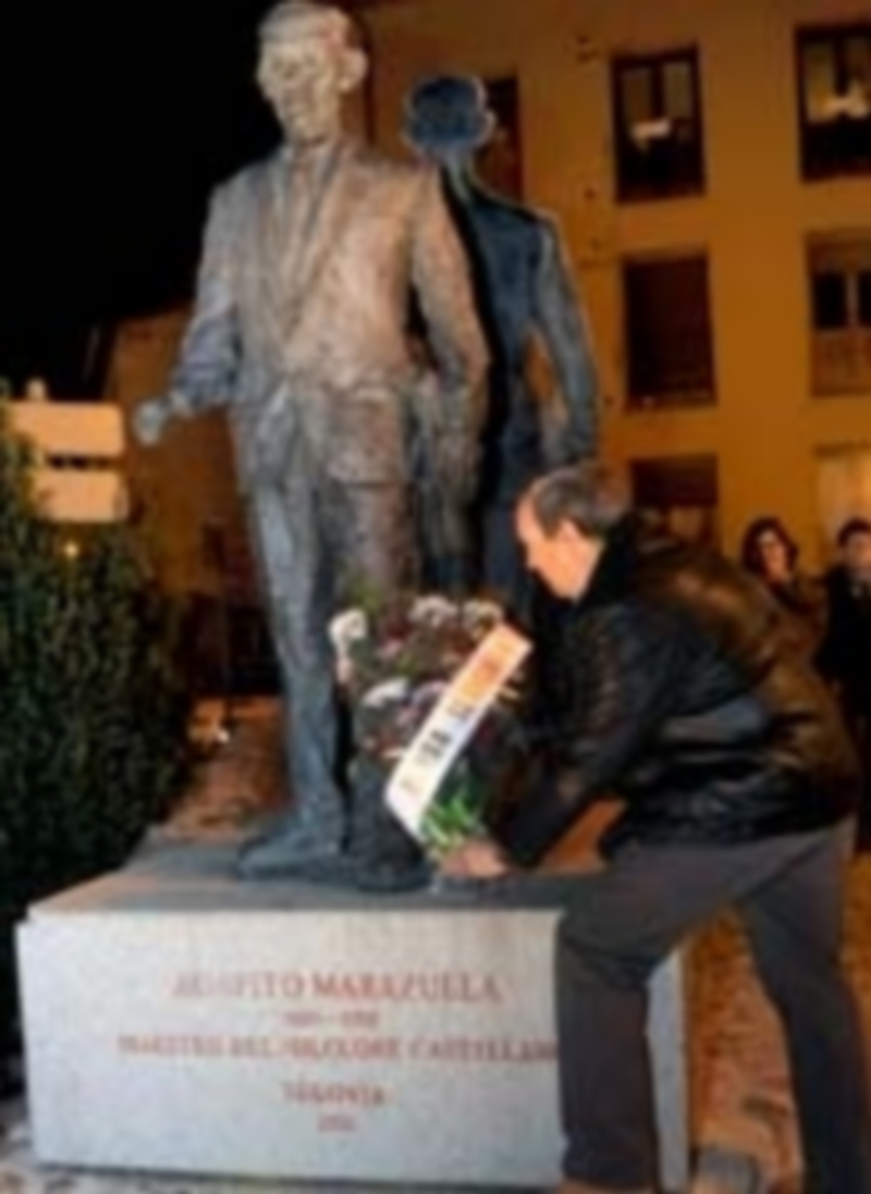 Segovia no olvida al maestro Marazuela 1 Carmelo Gozalo deposita un ramo de flores a los pies de la estatua del maestro./ K.