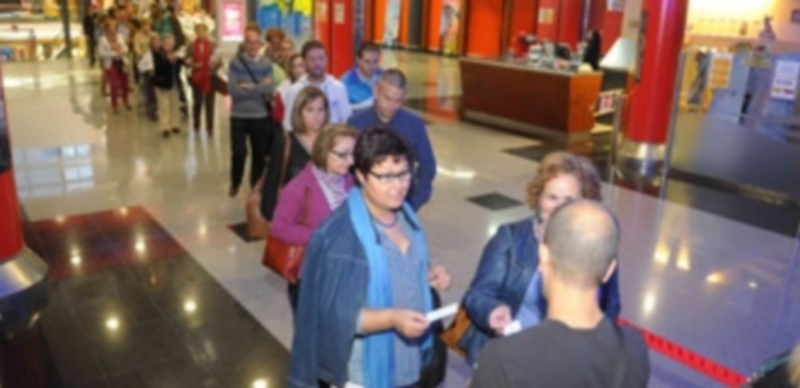 La afluencia de espectadores genera colas a la entrada de las salas. / Kamarero