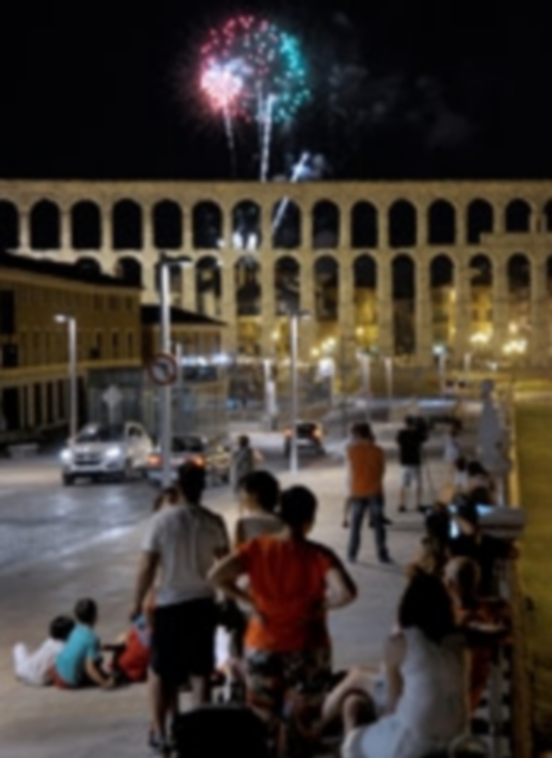 Los segovianos se repartieron por toda la ciudad para ver los fuegos./ Kamarero