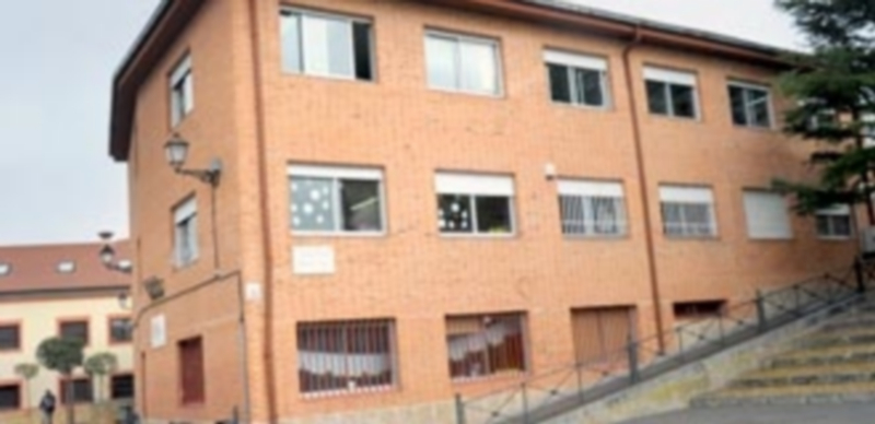 El actual colegio está enclavado en la plaza de Valderde