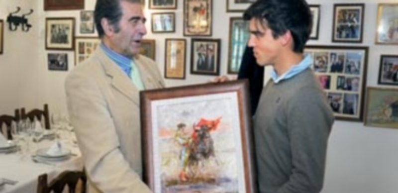 Gonzalo Caballero junto a Pablo Pastor con el óleo de Tablada. / Kamarero