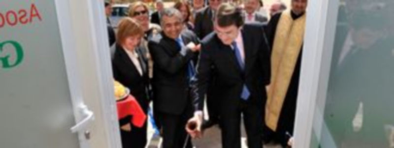 Un sacerdote ortodoxo búlgaro rezando al inicio de la ceremonia de inauguración que se celebró ayer. / Kamarero