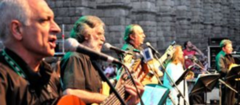 Un momento del acto de paso de la hoja del año pasado