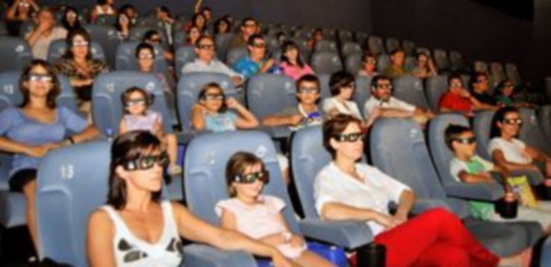 Espectadores en una sesión de cine en 3D./ Kamarero