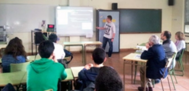 Un alumno de la primera promoción del Bachillerato de Excelencia presenta ante el tribunal su proyecto. / El Adelantado