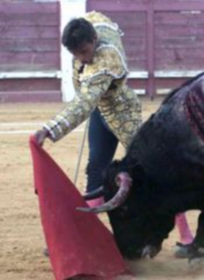 Miguel Tendero da un pase de pecho con clase y estética. / El Adelantado