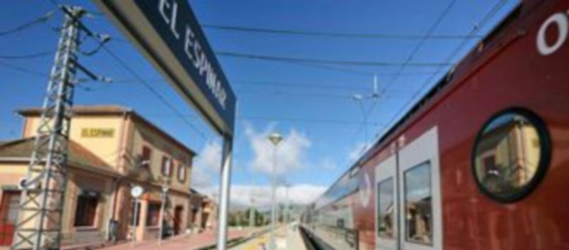 Un tren pasa por la estación de El Espinar. / P. L. Merino