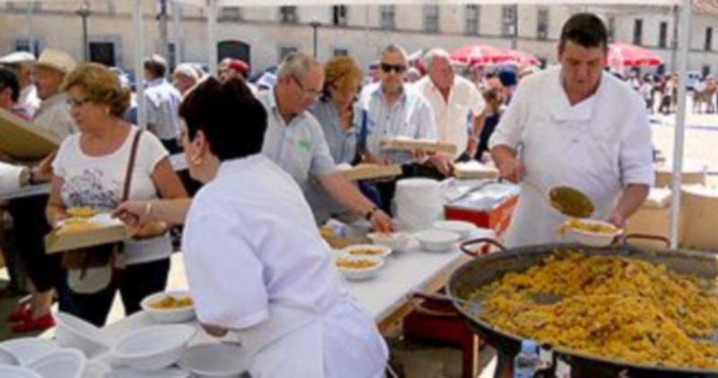 La paella fue el atractivo principal de la comida. / Sergio Ruiz