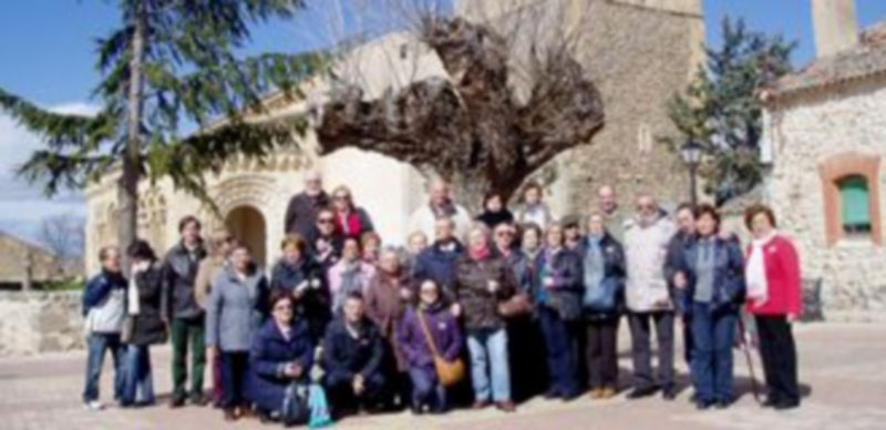Fotografía de familia de los excursionistas ante la iglesia de San Miguel Arcángel