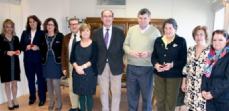 César Montarelo con un grupo de trabajadores del Servicio Territorial de Sanidad que ayer recibieron distinciones. / E. A.